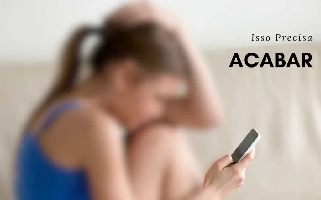 Adolescente vendo o celular e triste, o custo da beleza é emocionalmente muito alto